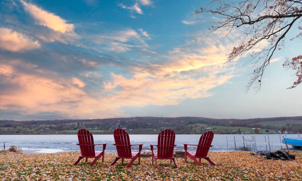 Dundee Cottage | Charming Waneta Lake Front Cottage! KAYAKS! FLX Wine Country
