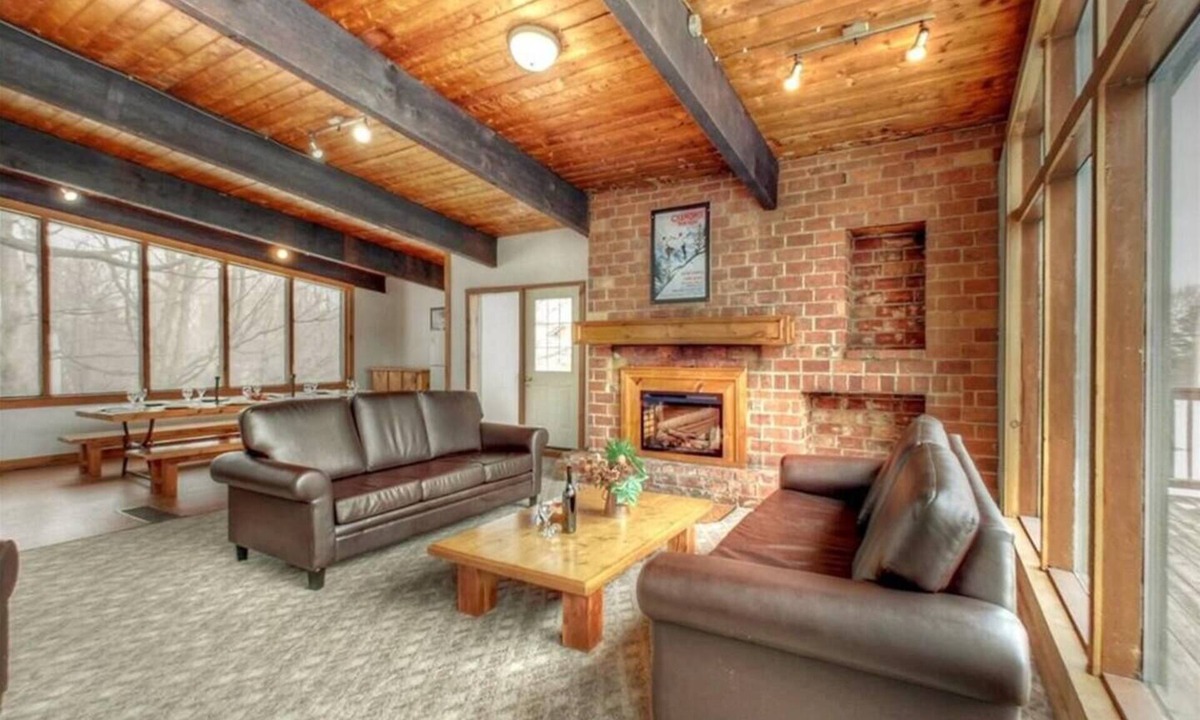 The Blue Mountains Ski Chalet | Cheerful 12-Bedroom Gem in Blue Mountain