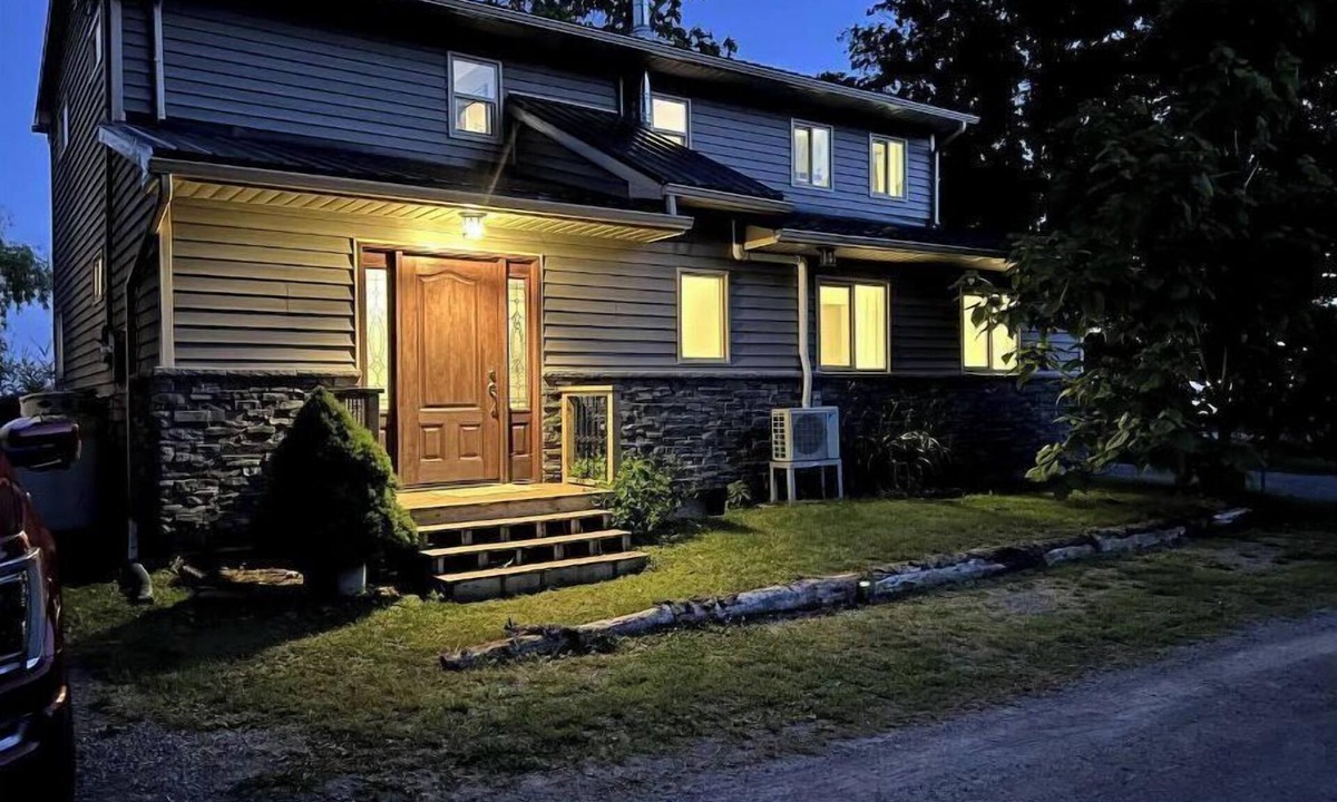 Quinte West House | Cheerful 2-bedroom Waterfront Cottage