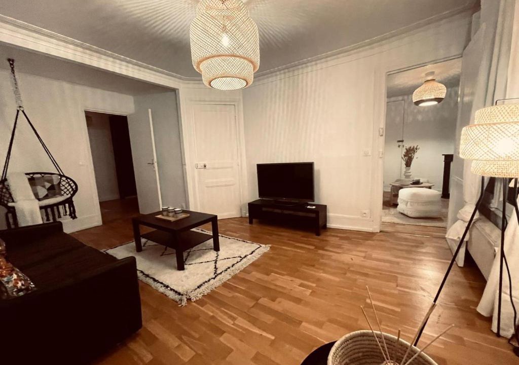 Madeleine Apartment | Chic Apartment on the famous shopping Rue du Faubourg Saint-Honoré street