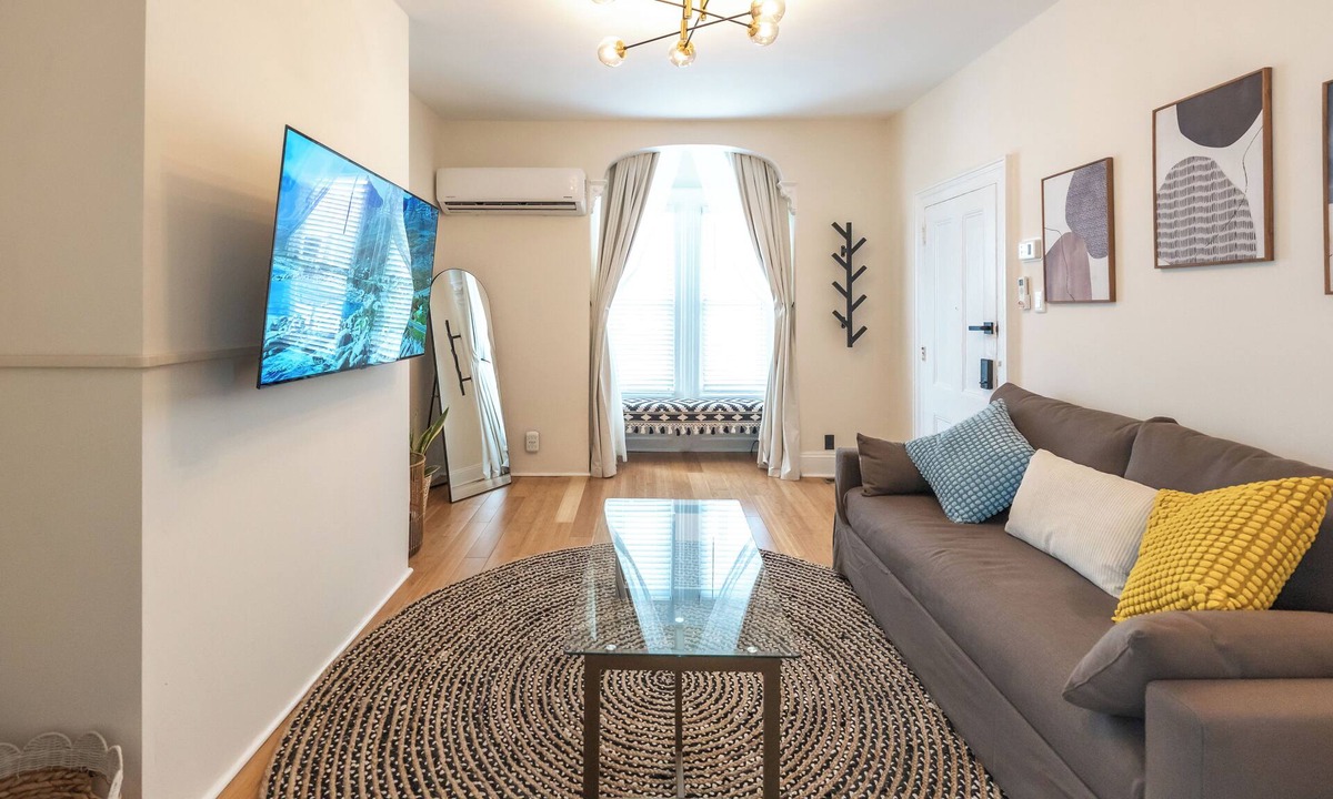 The Heights Apartment | Chic & Comfortable 1 bed apt with Parking. Walking distance JSQ path. Sleeps 4.