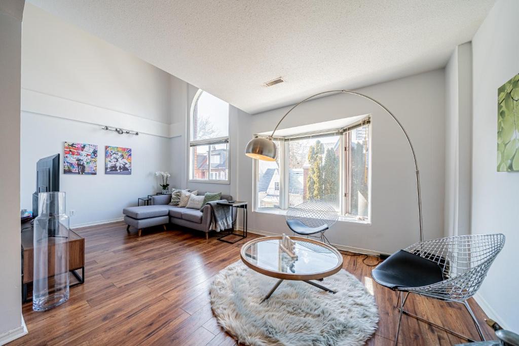 Cabbagetown South Apartment | Chic Downtown Mid-Century Home Free Parking
