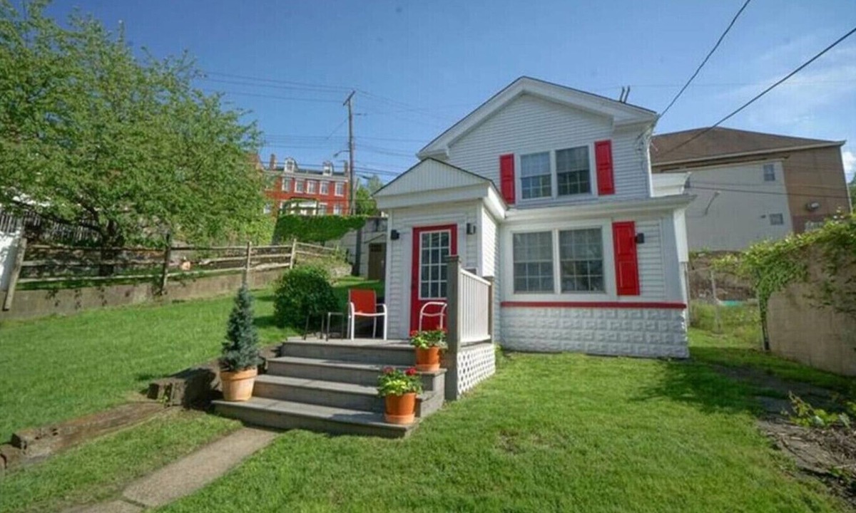 Pittsburgh House | City Cottage with Yard Sleeps 8