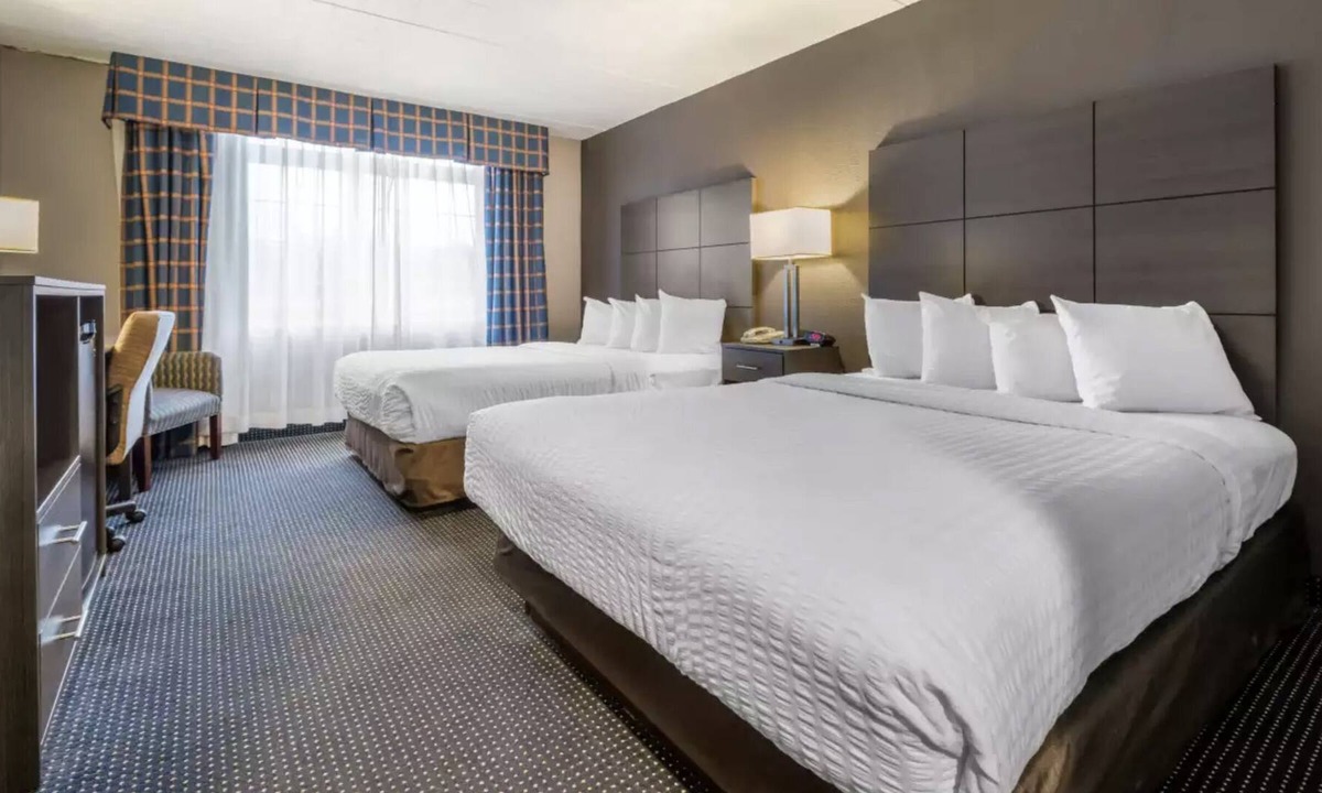 New Cumberland House | Clean room with bath close to the State Capital