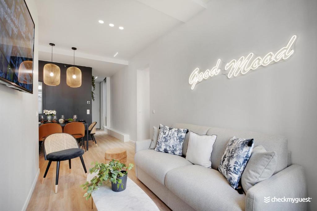 Quartier Sainte-Avoye Apartment | CMG Marais - Etienne Marcel