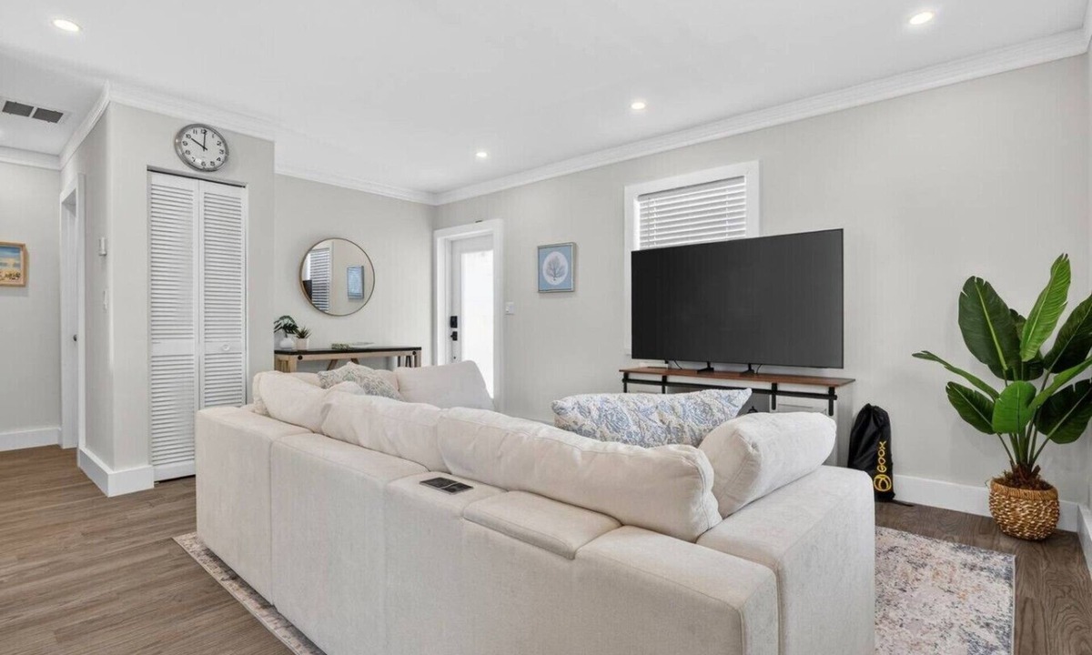 South Middle River House | Coastal 2BR | Private Yard | Near Beach & Las Olas