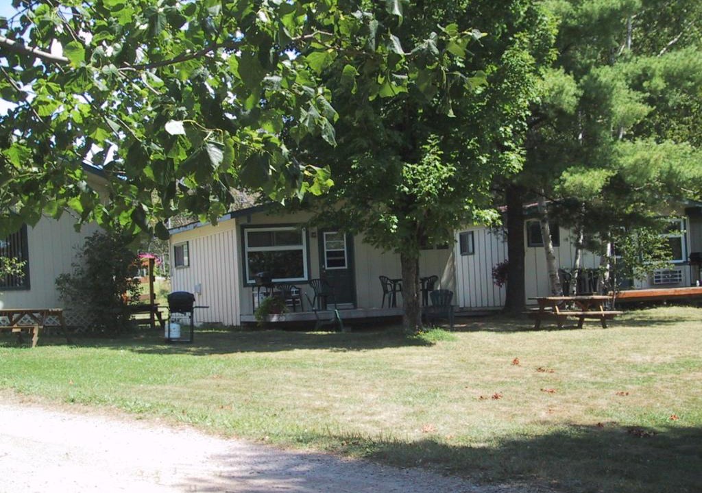 Lake of Bays Hotel | Colonial Bay Motel and Cottages