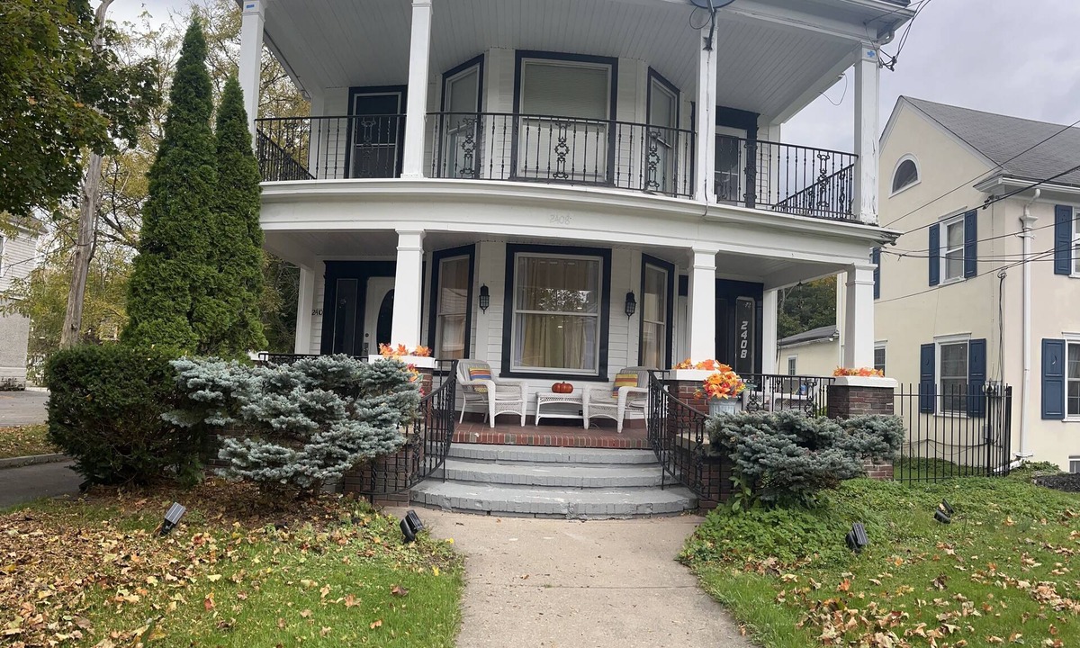 Utica House | Colonial Oasis of Peace 5 Guest