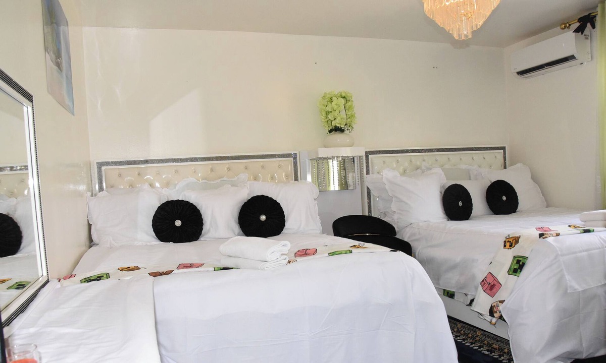 Bondy Bed & Breakfast | Comfortable accommodation for 4 people, air-conditioned, kitchen in a villa.