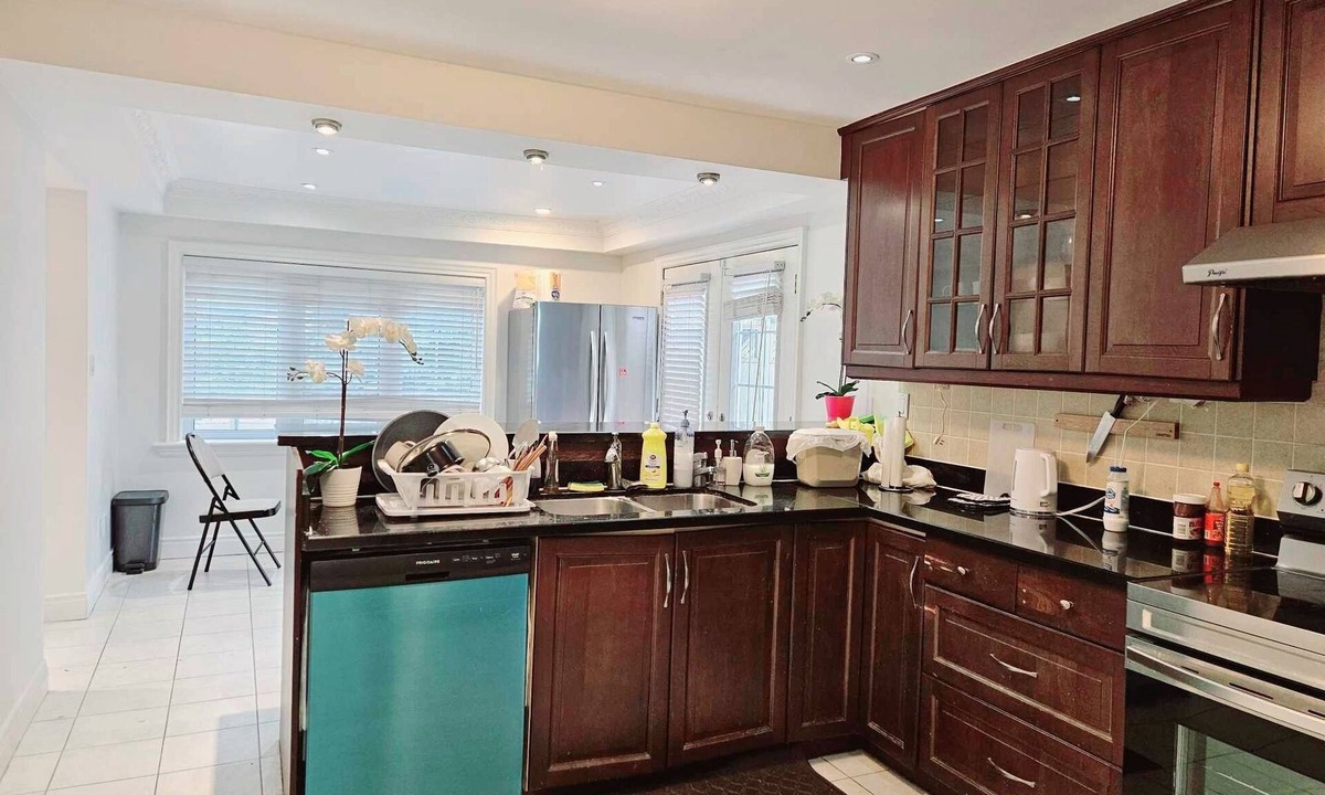 Willowdale Bed & Breakfast | Comfortable Bedroom in central Yonge and Sheppard and North York Centre
