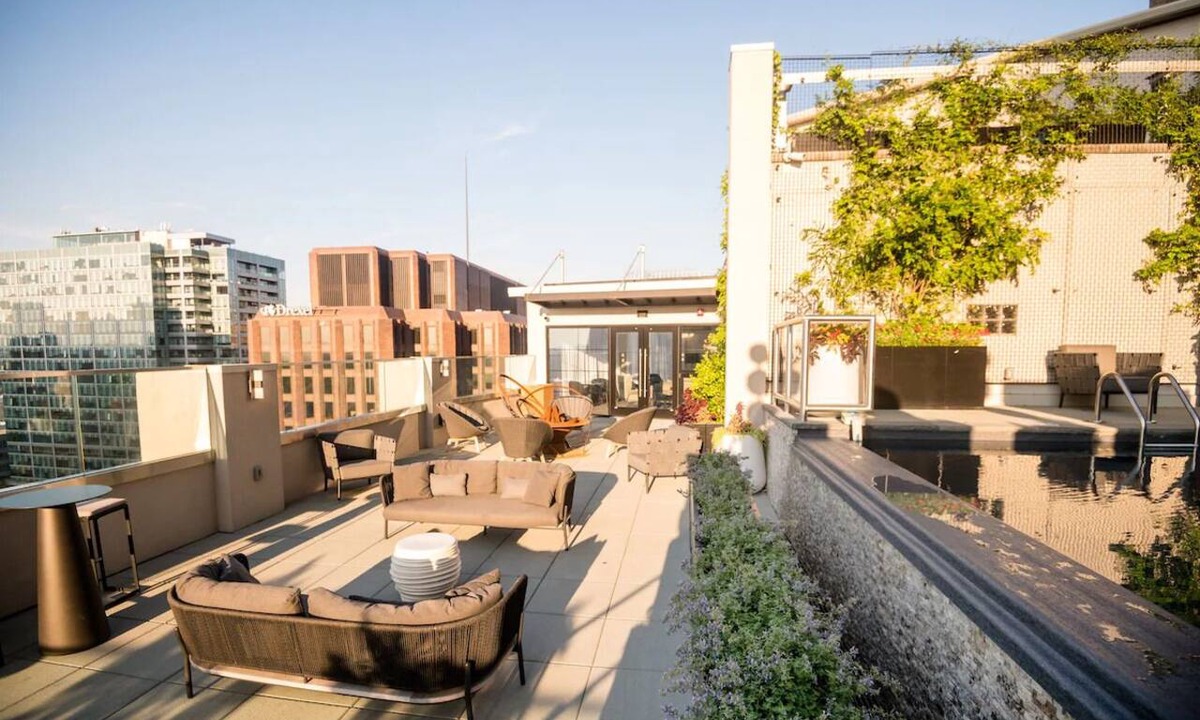 Logan Square Hotel | Comfortable Luxurious Suite with Kitchen Near Philadelphia Museum of Art