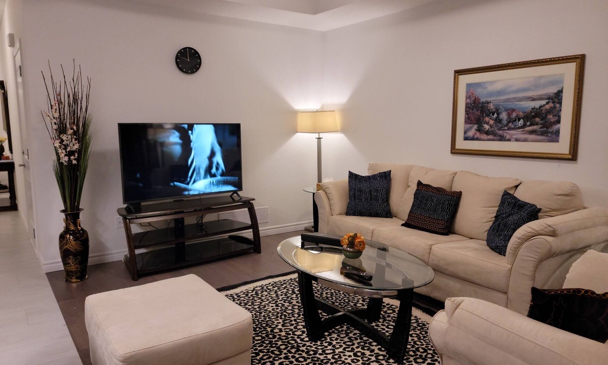 London House | Comfy 3Bdrm home near Hyde Park Mall/Western Uni