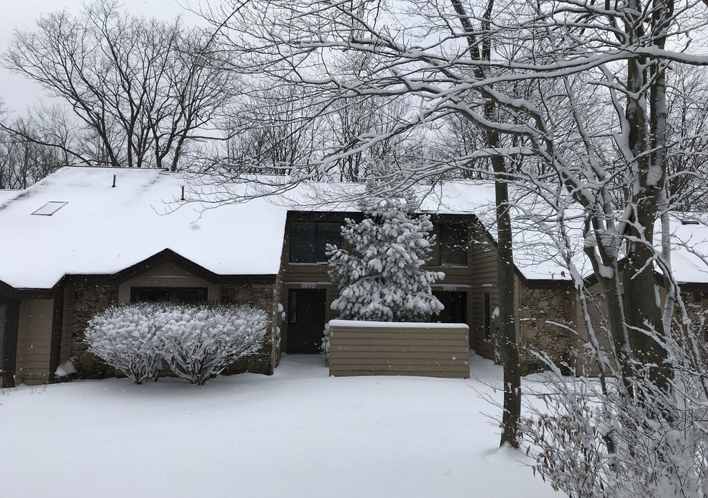 Hidden Valley House | Contact Free Check in/out! Private Access! Work from Home Ready-Minutes to pool!