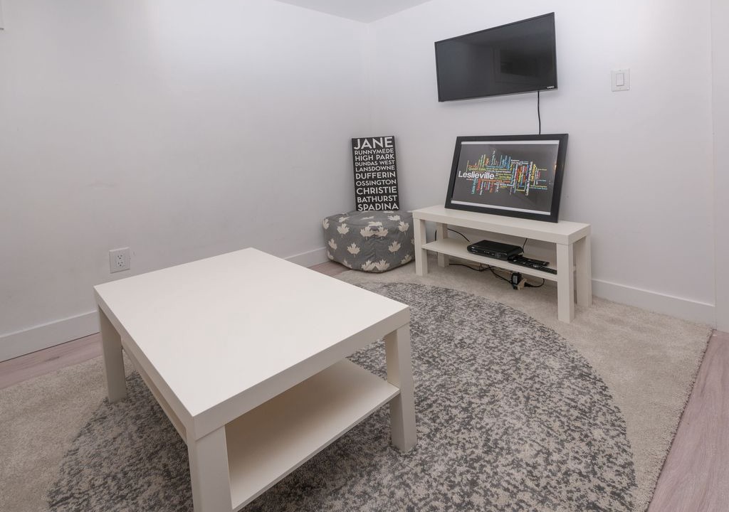 Leslieville House | Cosy 1 Bedroom Suite in Leslieville