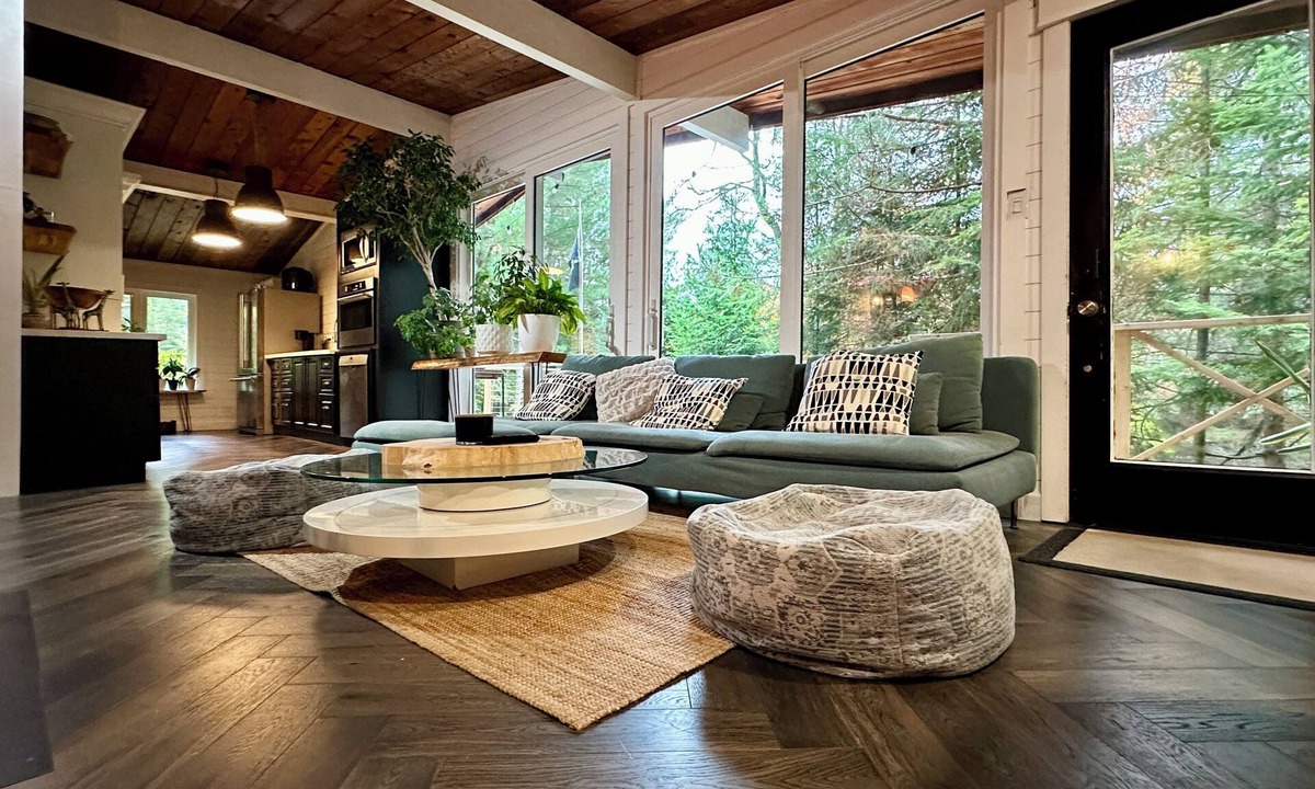 Bracebridge Cottage | Cosy Home on the River. Pet-friendly, Hot Tub, Fast Wifi, Wood Fireplace.