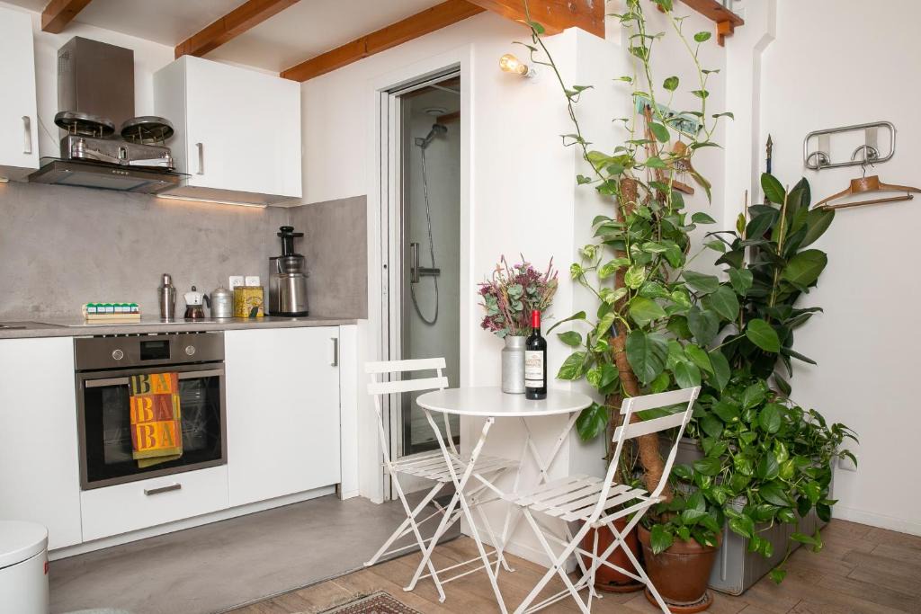 Hopital Saint-Louis Bed & Breakfast | Cosy Studio !