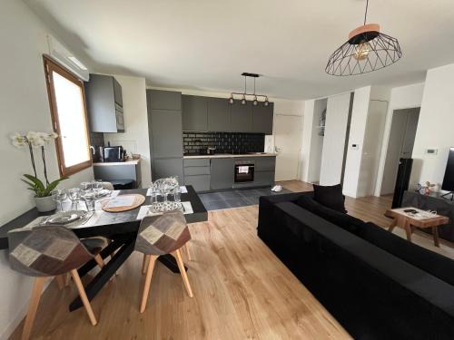 Magny-le-Hongre Apartment | Cosygreen77- Spacious apt with garden & parking, 7mns by car from Disneyland