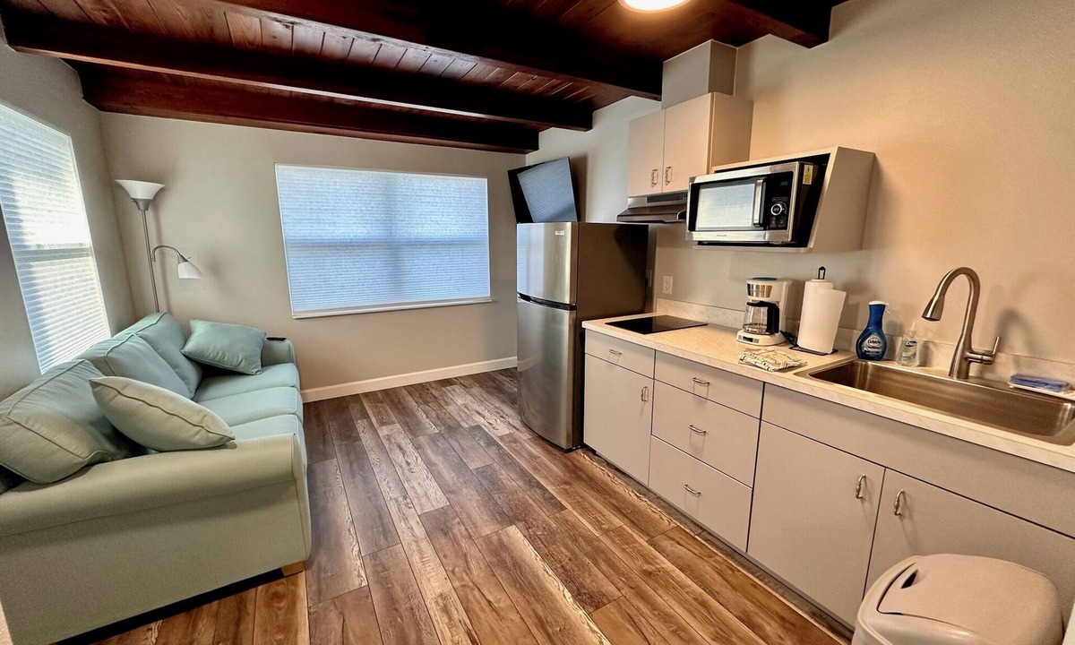 Tavares Cottage | Cottage 31: Hibiscus Hut - Waterfront Lodging in Downtown Tavares, FL