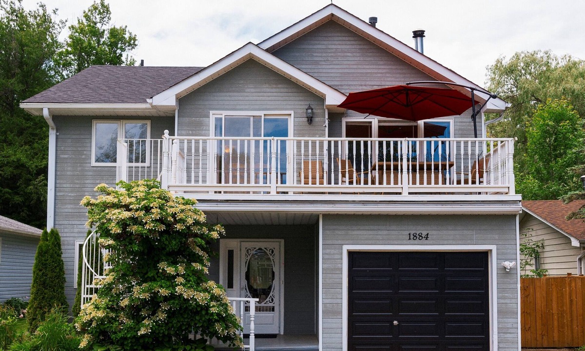 Alcona House | Cottage/Lake Simcoe/Innisfil/5 Bedrooms/10 Guests