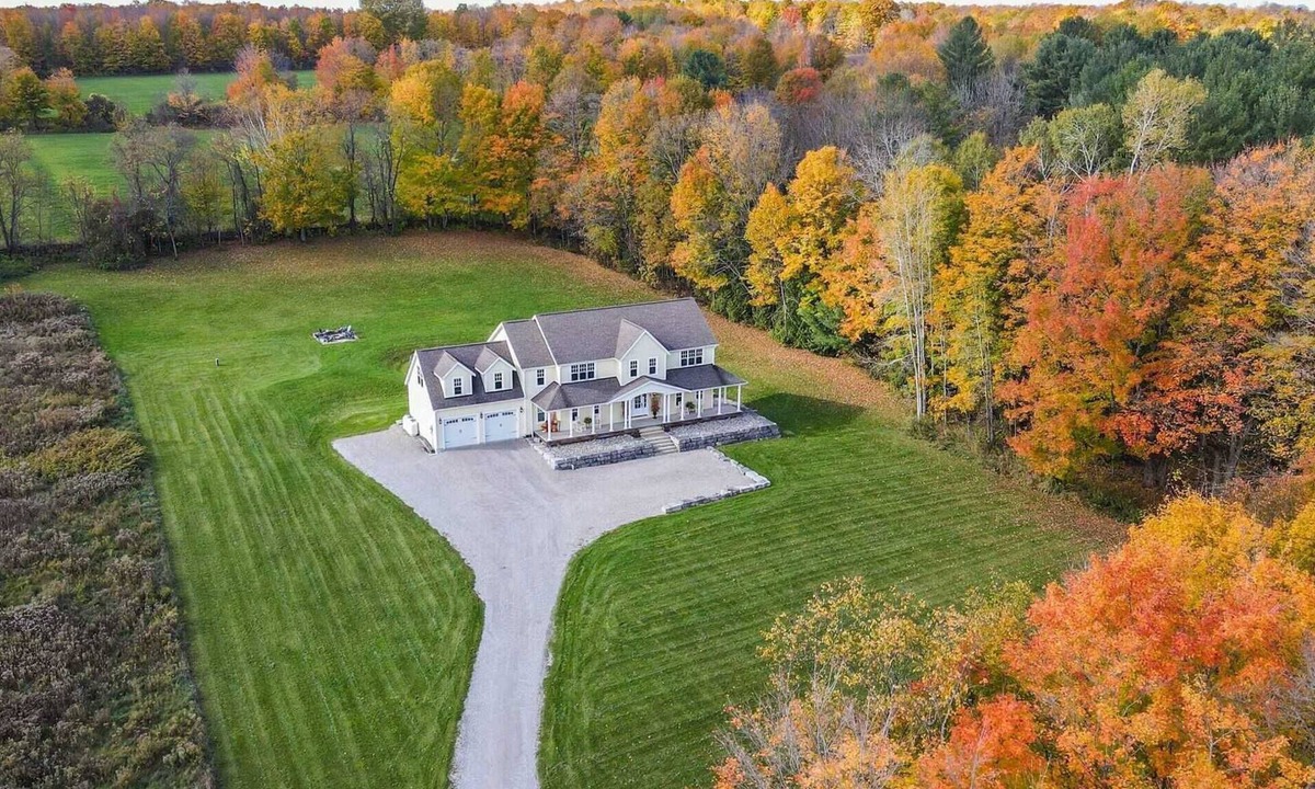 Oro-Medonte Other | cottage style home with the immunities near to city and nature