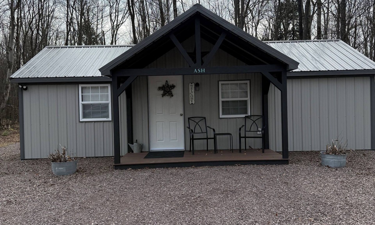 Central City Cabin | Country cabin 2. Minutes from Mountain Ridge ATV Park and Flight 93 Memorial.