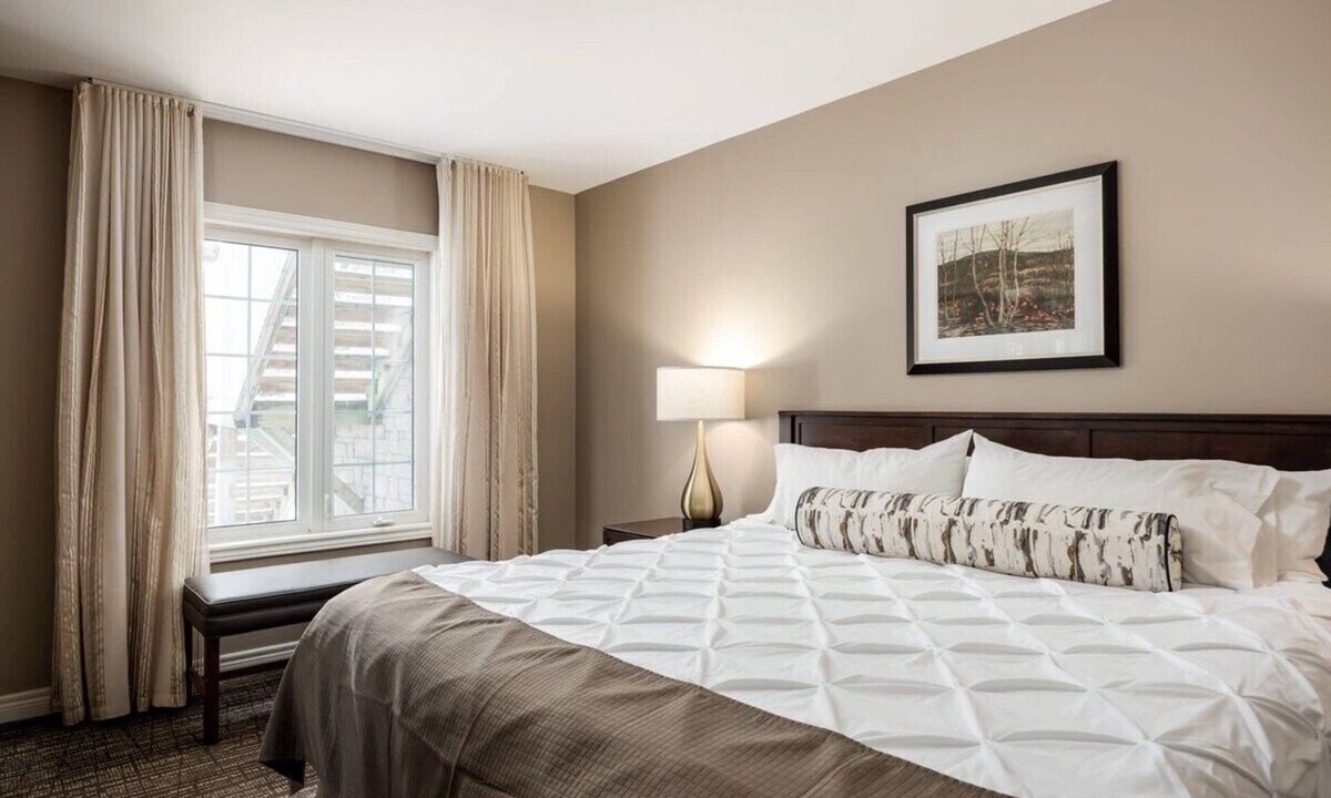 Oro-Medonte Apartment | Country Club Suite: King Bed, Jet-Tub, Pool, Gym