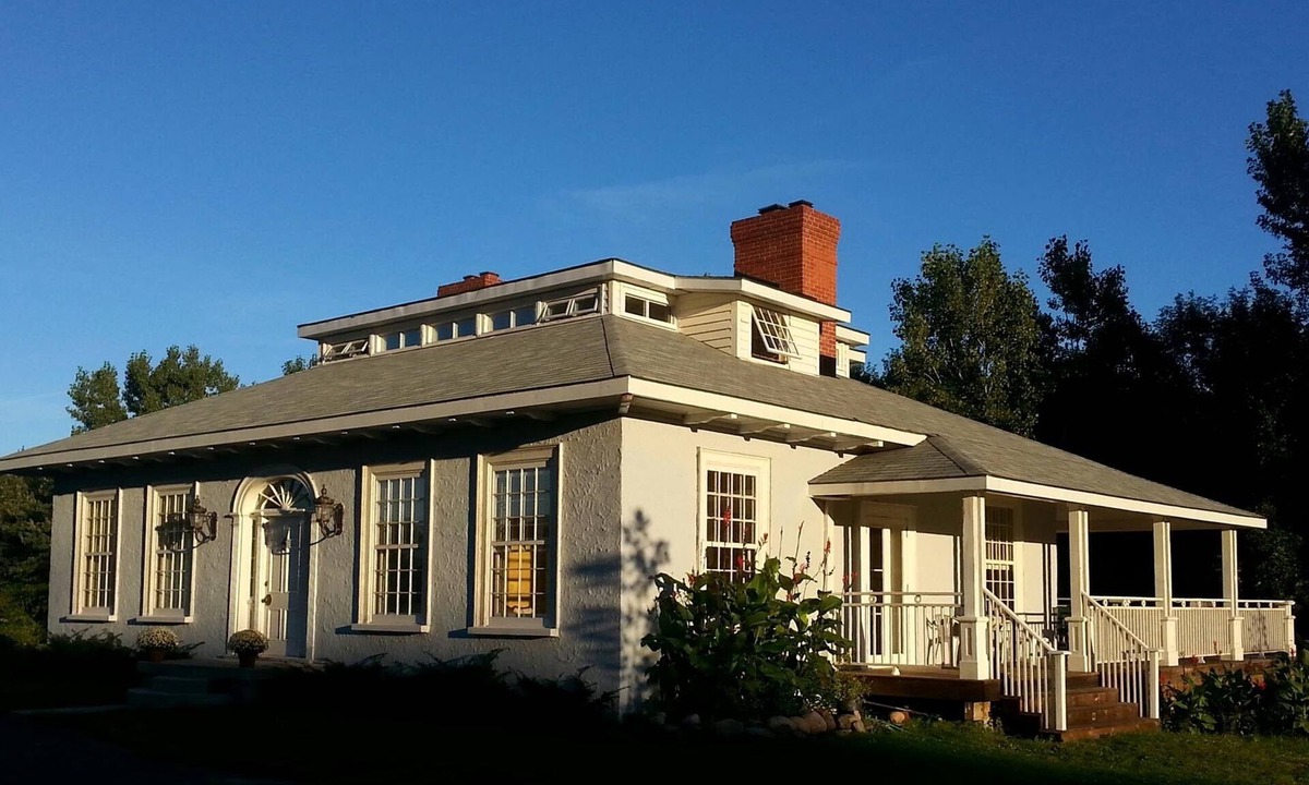 Consecon Cottage | Country home 5 bdrs, 6 baths, yoga/art studio, large garden near wineries +beach