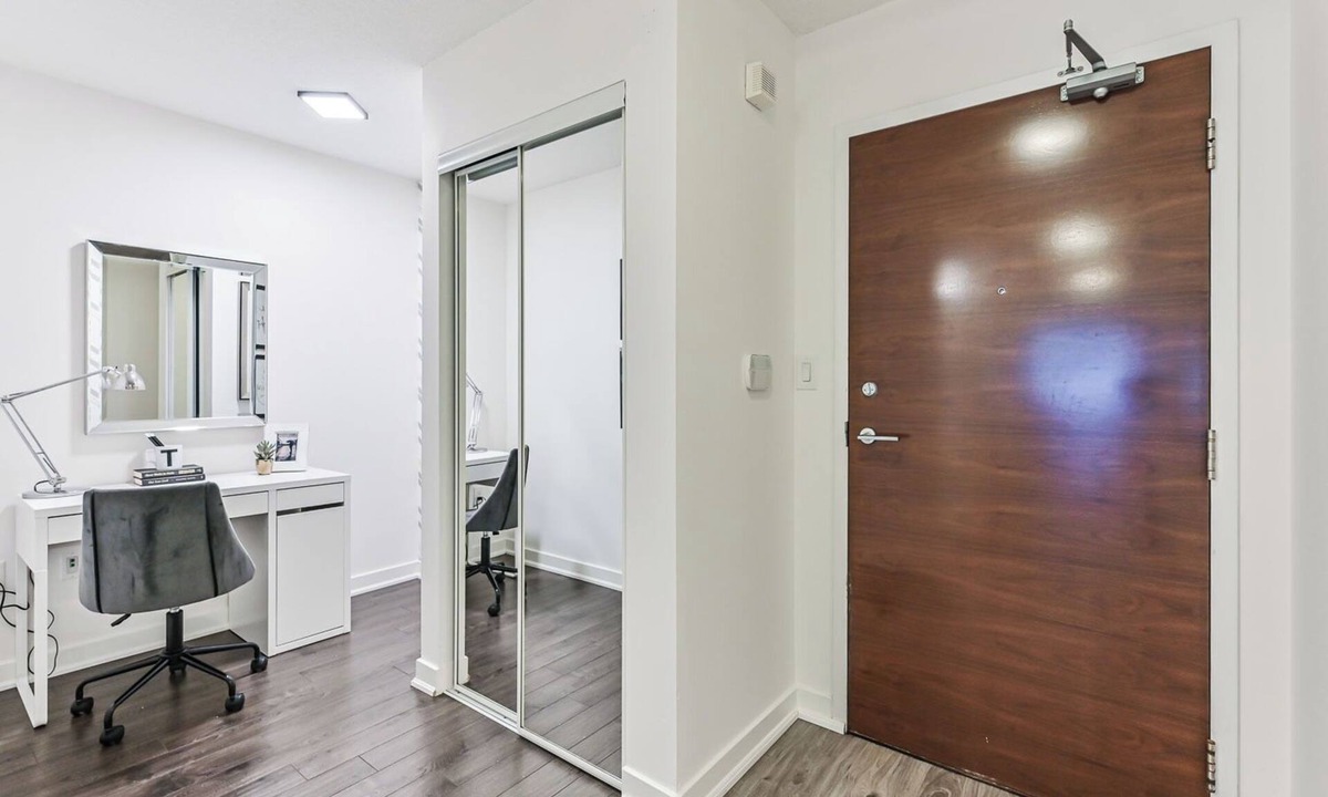 Bathurst Quay Condo | Cozy 1+1 Bedroom Condo in Downtown Toronto