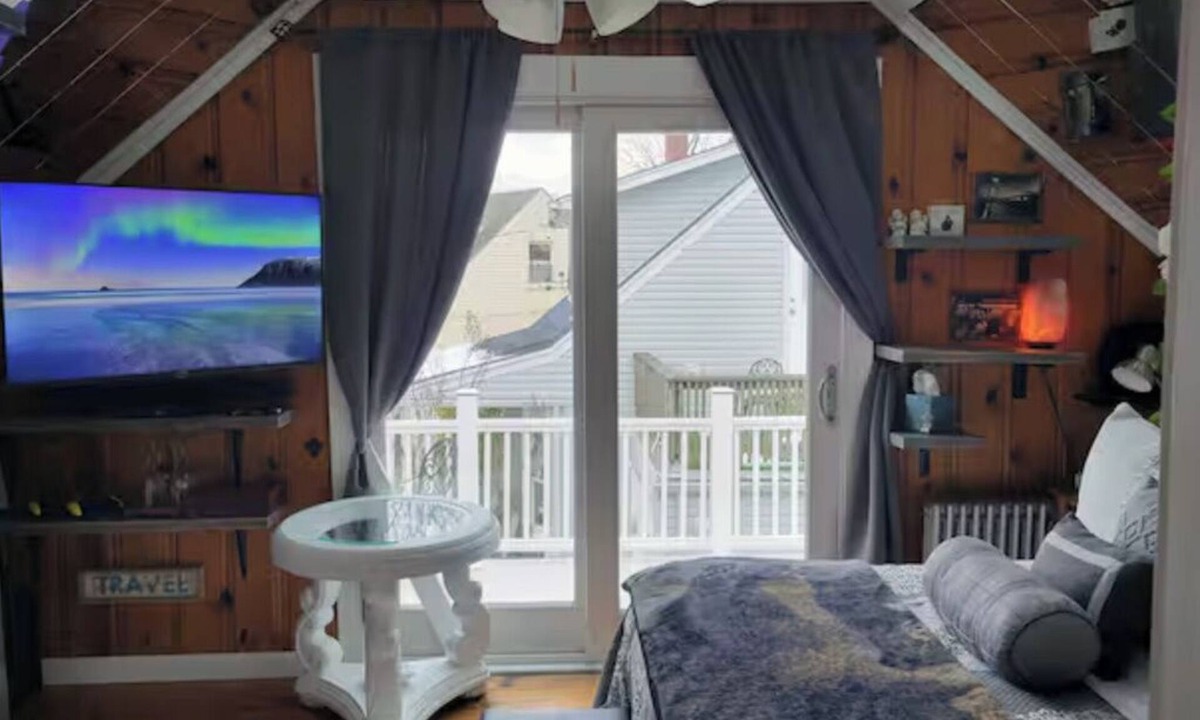 South Valley Stream House | Cozy 1-bedroom house in Valley Stream with a beautiful outdoor deck and balcony.