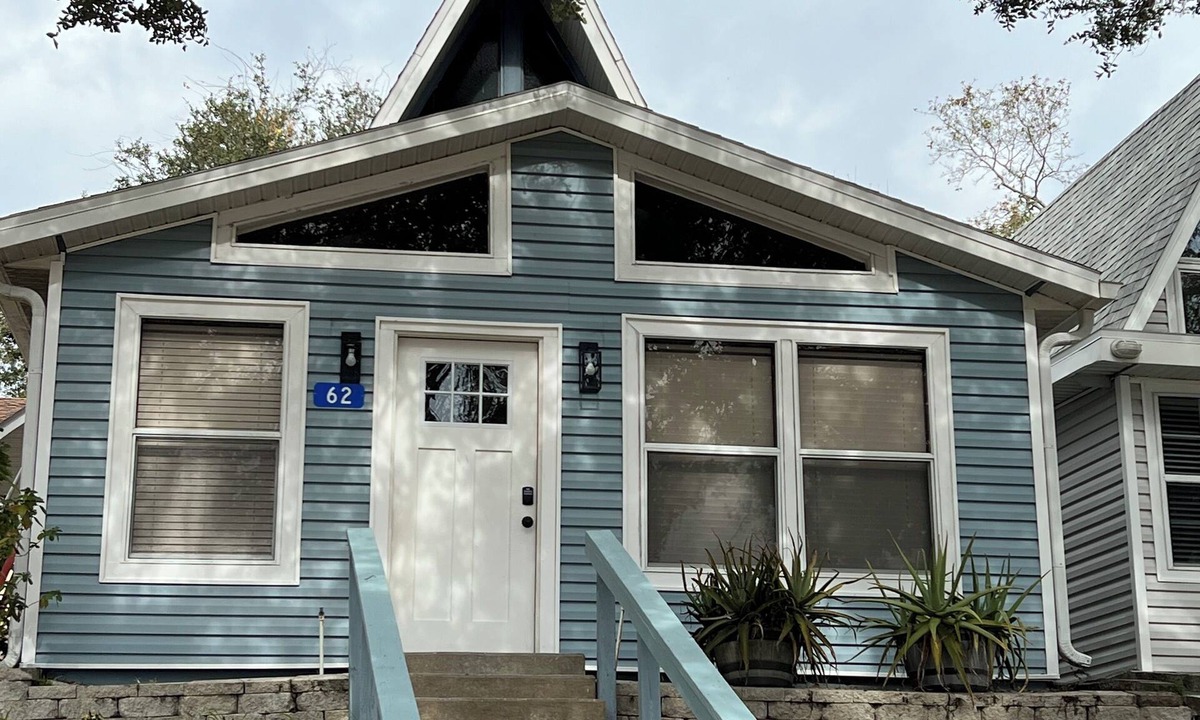 Clermont Condo | Cozy 2-bedroom Loft- Pool, Pickle Ball, B-ball, Theme Parks and More Clermont