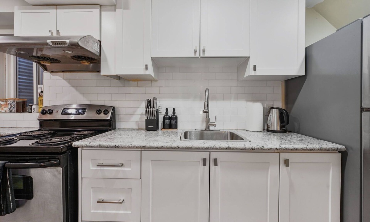 The Peanut Apartment | Cozy 2 BR Bsmt Apt | Free Parking, Mins to Senaca