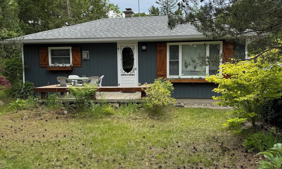 Lambton Shores Cottage | Cozy 3 bedroom cottage, short walk from the beach