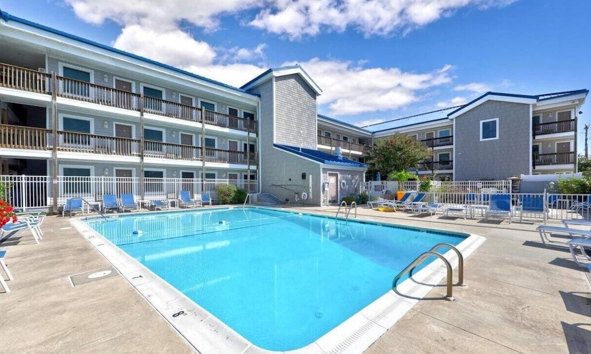 Caine Woods Apartment | Cozy 3 beds with Pool ,Balcony and walk to the beach