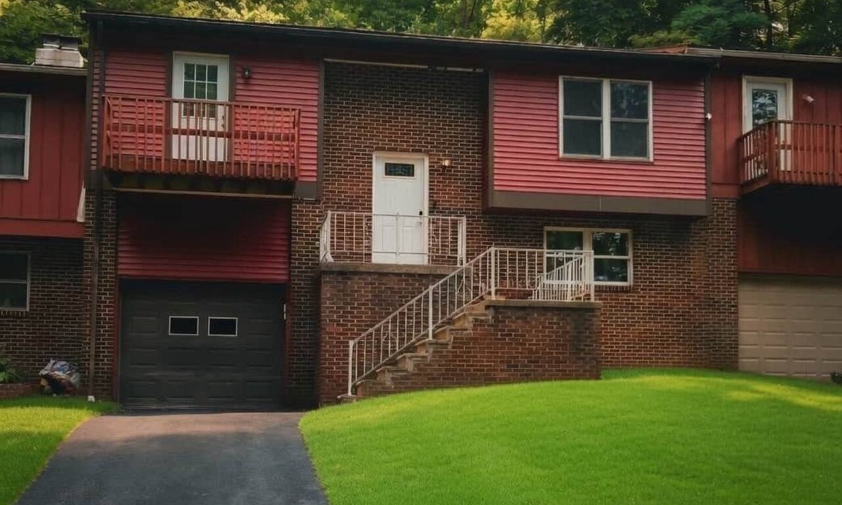 Woodburn House | Cozy 3BR townhouse near WVU, Hospitals, Interstate
