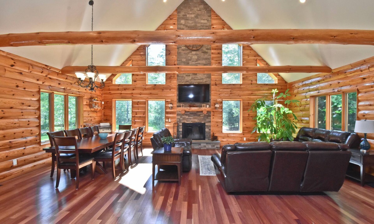 East Stroudsburg House | Cozy 4-bedroom Log; 7 minutes to Camelback