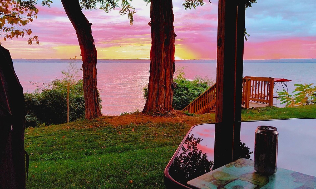 Town of Benton House | Cozy All Season Bungalow right on the Lake wine and brewery trail.