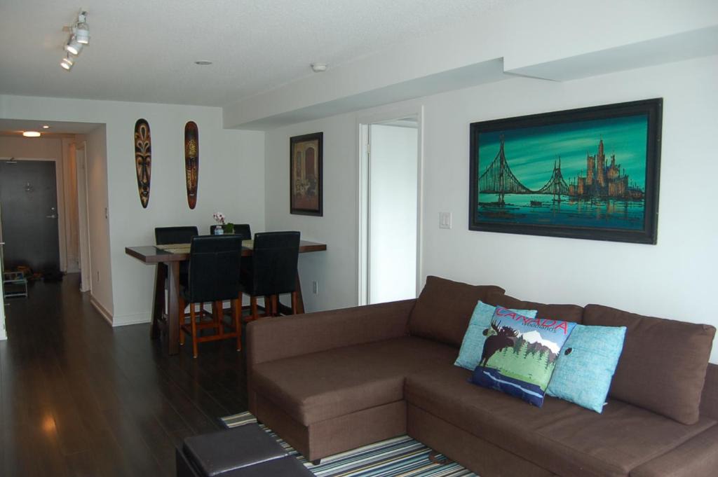 CityPlace Apartment | Cozy Apartment + Balcony Next to CN Tower/Rogers/MTCC (Fit 6)