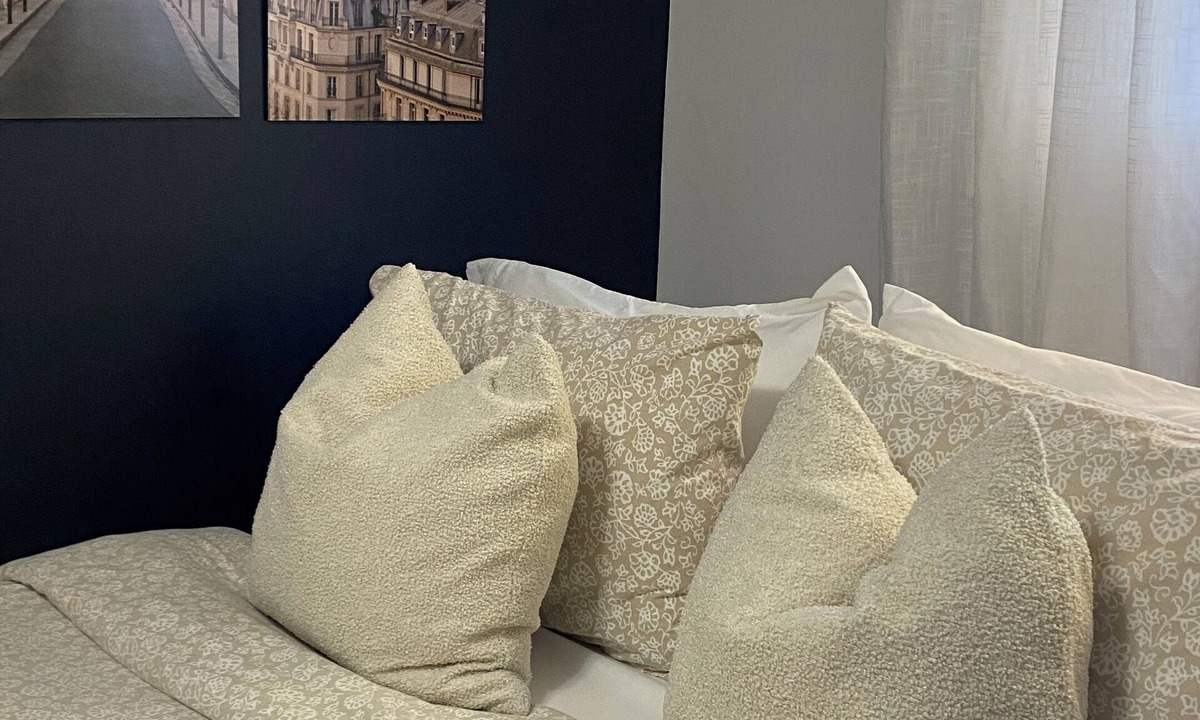 Sheridan House | Cozy bedroom in family home
