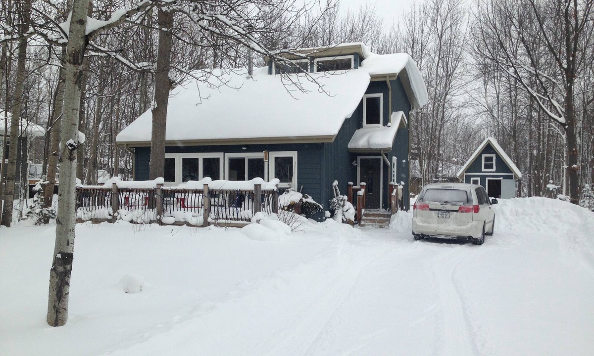 The Blue Mountains Cottage | Cozy Blue Mountain Cottage! 5 MINUTES WALK TO THE ORCHARD CHAIR LIFT!