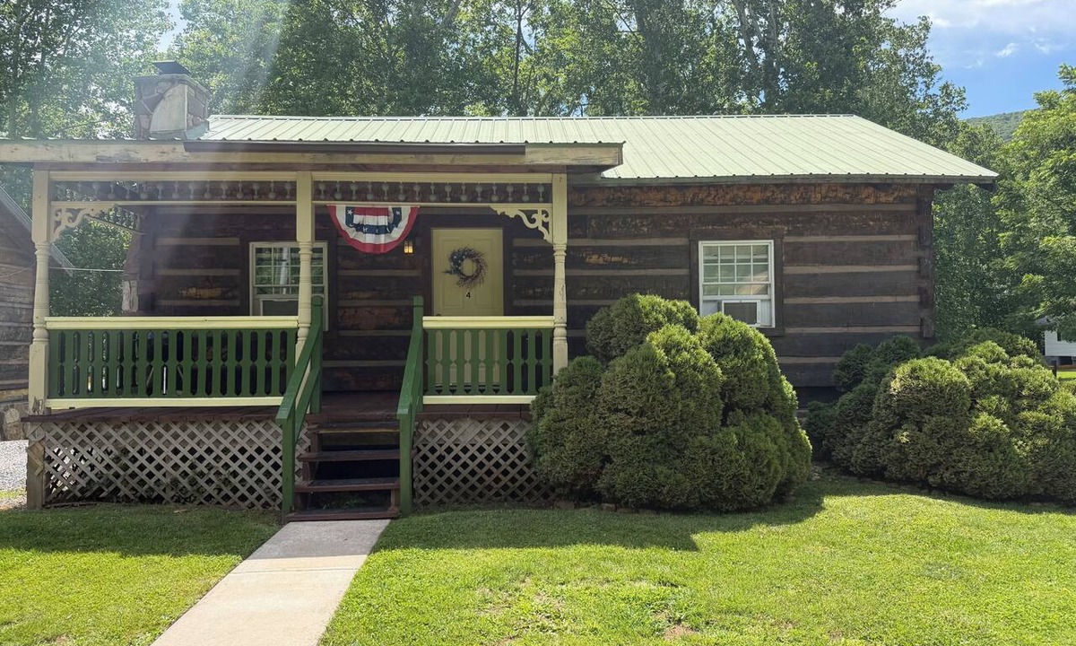 Seneca Rocks Cabin | Cozy cabin in lovely Seneca Rocks WV with WiFi, smart TVs and jucuzzi tub