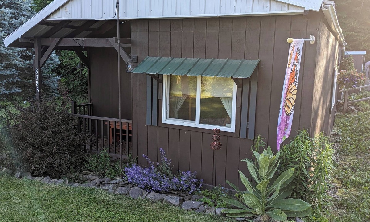 Bath Cabin | Cozy Cabin with an RV &Camper Hookup Pet Friendly Peaceful & Relaxing