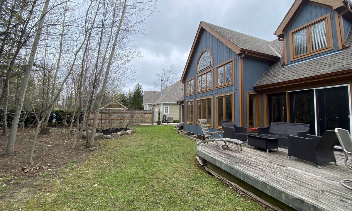 Craigleith Ski Chalet | Cozy Chalet/Cottage - Ravine Lot with Hot Tub - Sleeps 8
