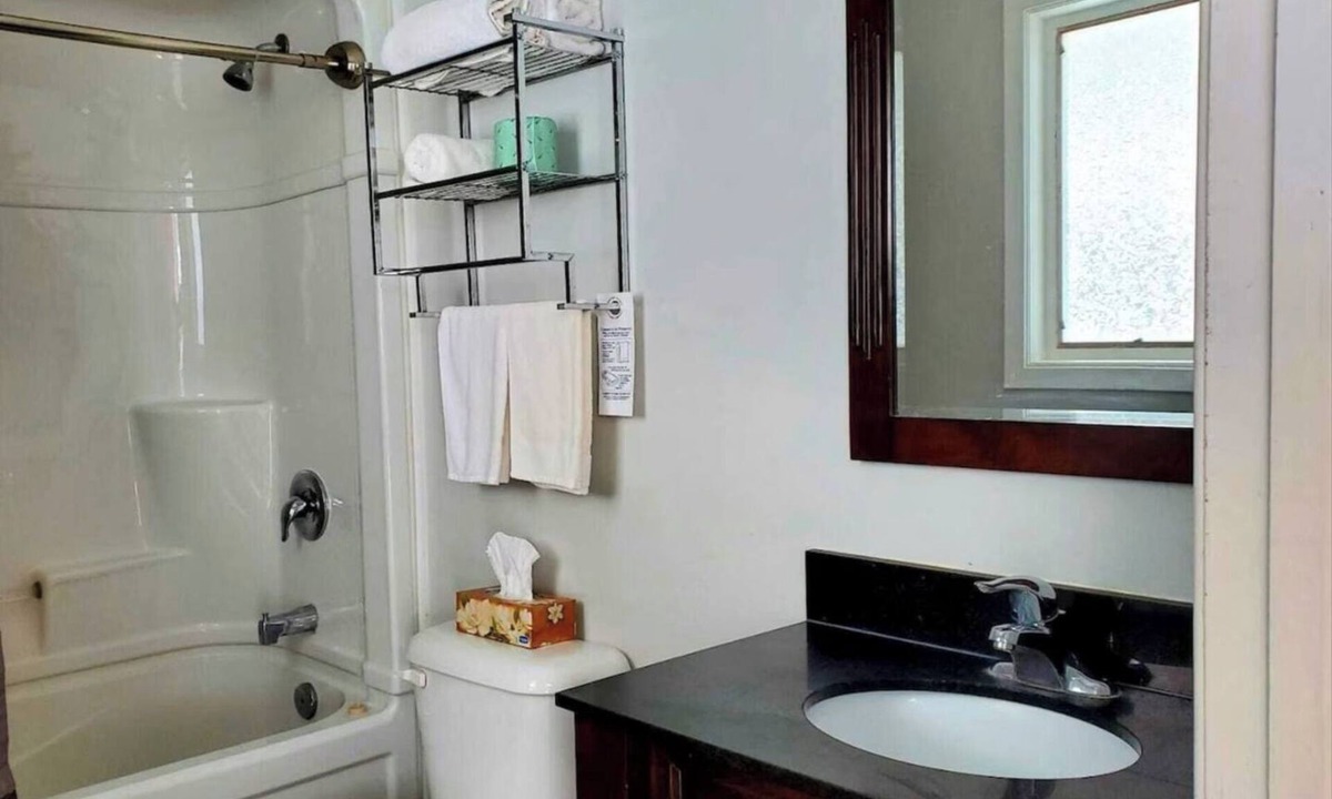 Wiarton Apartment | Cozy Comfort Double Room 11 – Peninsula Motel, Minutes from Wiarton Waterfront