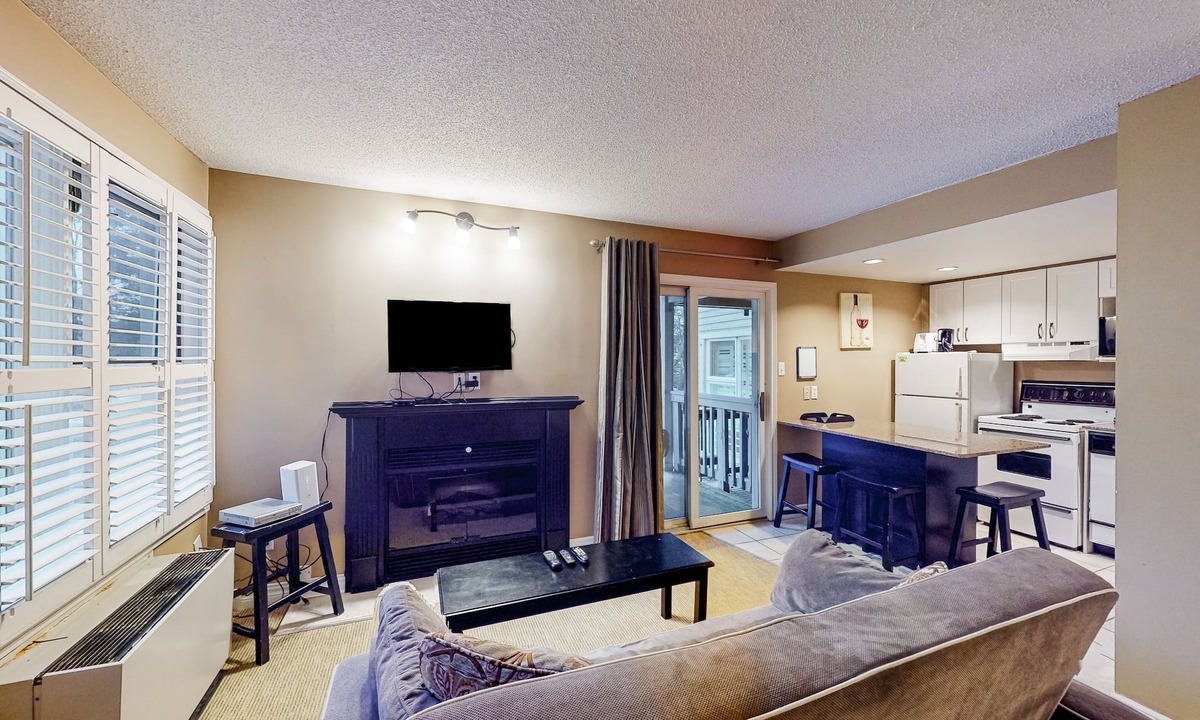 Craigleith Apartment | Cozy condo w/shared pool & tennis courts - walk to lifts/shuttle