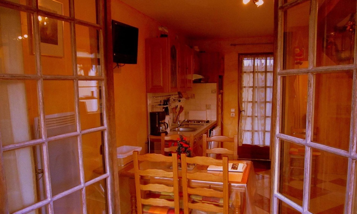 Brou-sur-Chantereine Cottage | Cozy Cottage in Vaires-sur-Marne with Garden