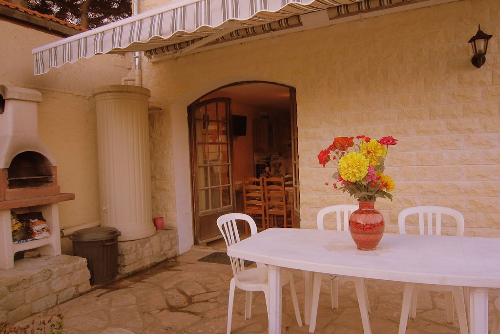 Brou-sur-Chantereine Apartment | Cozy Cottage in Vaires-sur-Marne with Garden