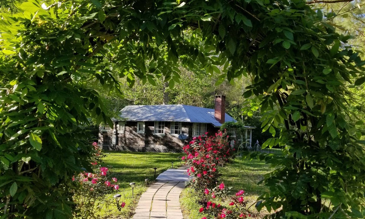 Covington Cottage | Cozy Cottage on private acreage minutes from town