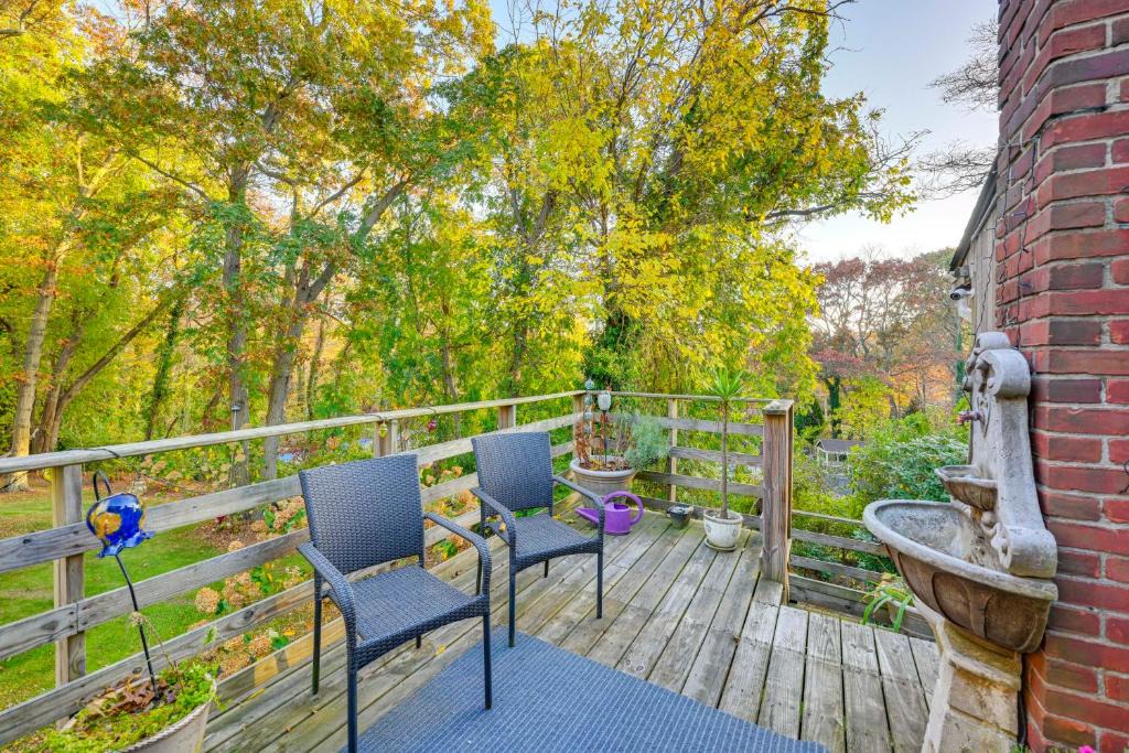 Dix Hills Apartment | Cozy Dix Hills Apt w/Deck ~ 7 Mi to Beach!
