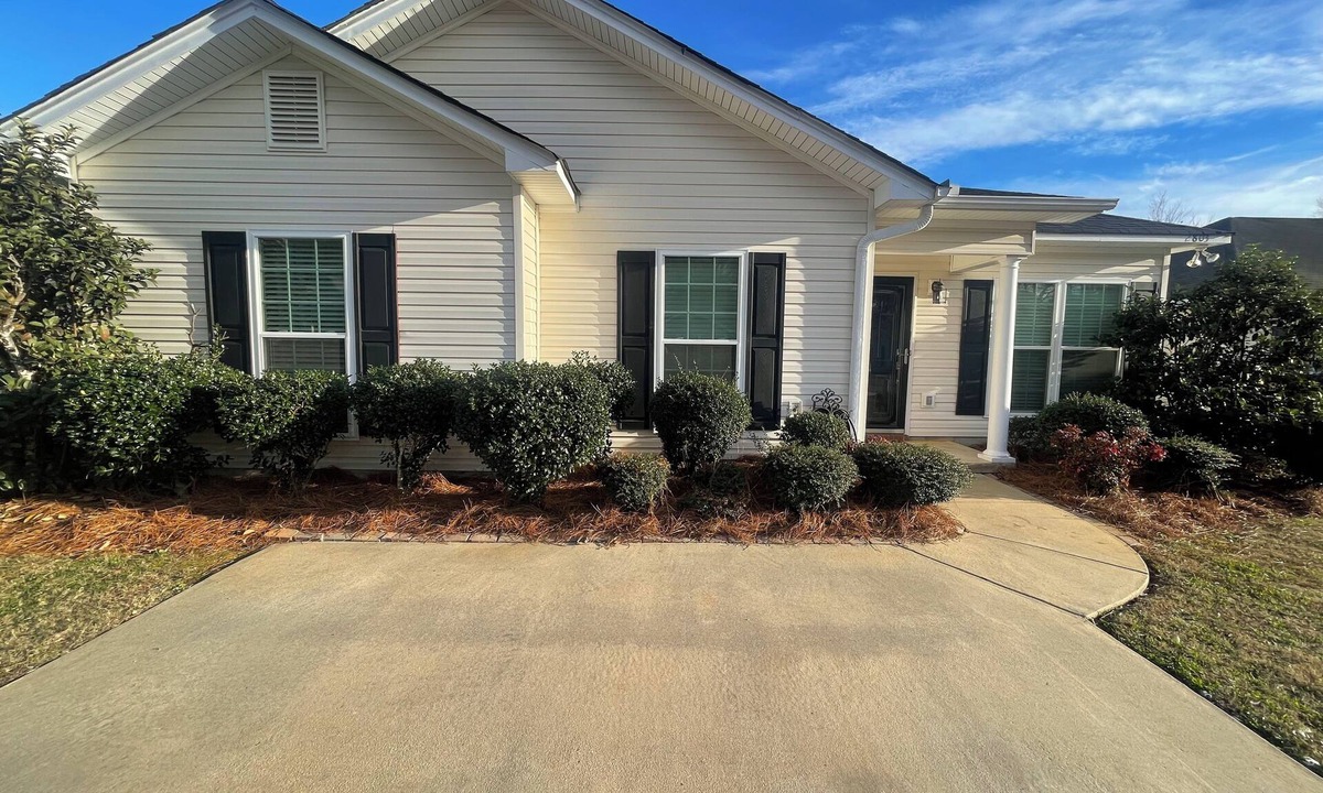 Opelika House | Cozy home in Opelika/Easy interstate access/Short drive to downtown and Auburn.