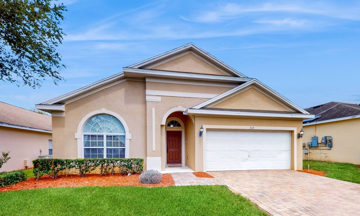 Marbella House | Cozy home near theme parks, WiFi, private pool & W/D, pool table